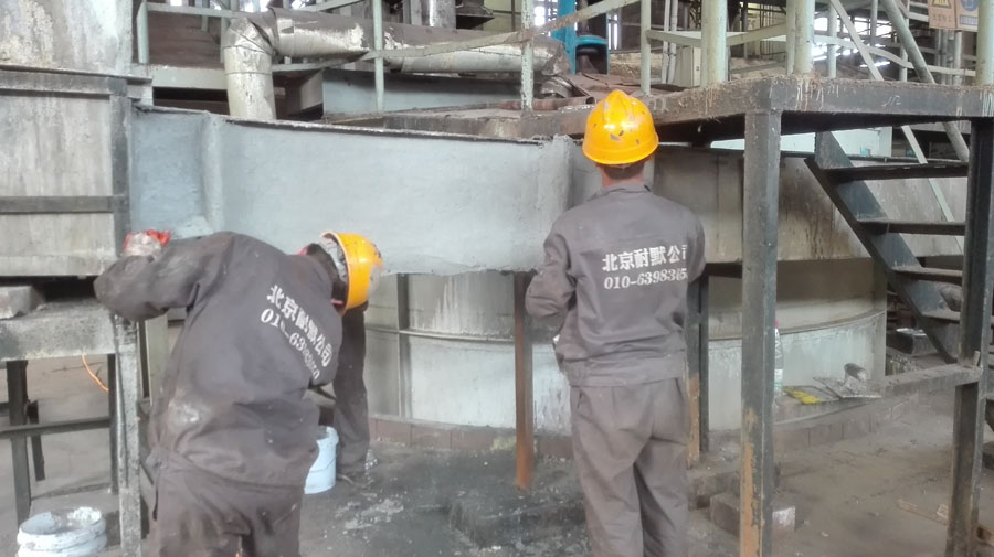 正在對氫氟酸槽體清理表面雜質 正在對氫氟酸槽體清理表面雜質